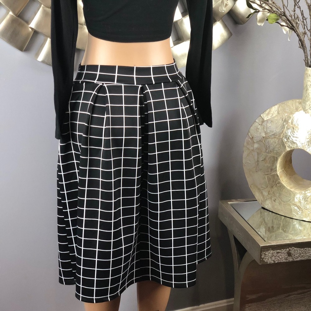 Teacher’s Pet 🤓 Black & White Skirt w/ Pockets - Picture 5 of 5